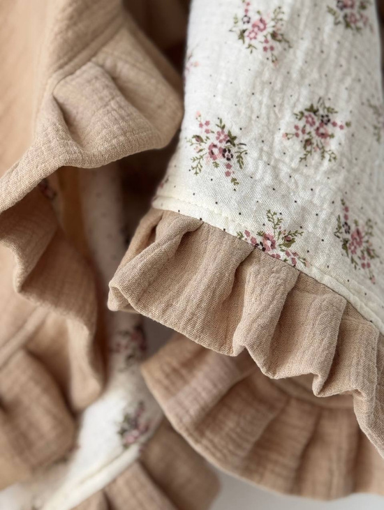 Именной плед с рюшей из муслина