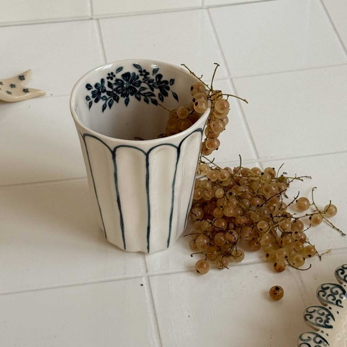 Фарфоровый стакан с цветком внутри - фотография товара