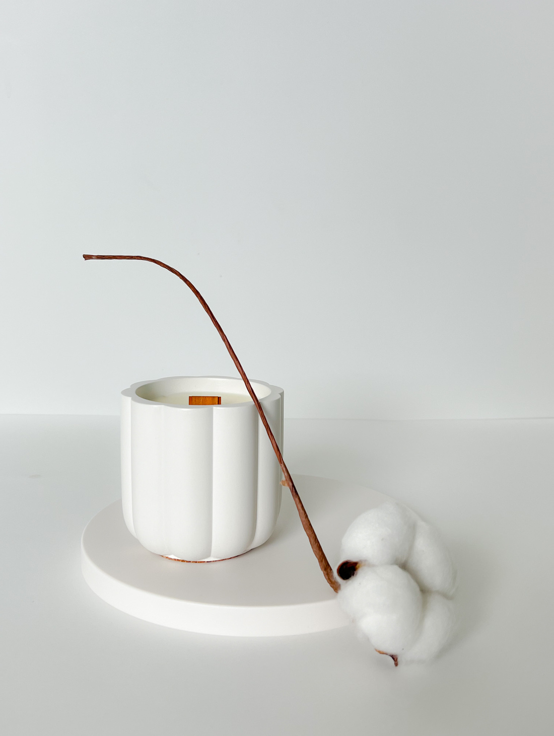 Ароматическая свеча MIRACLE в подсвечнике из гипса - фотография товара