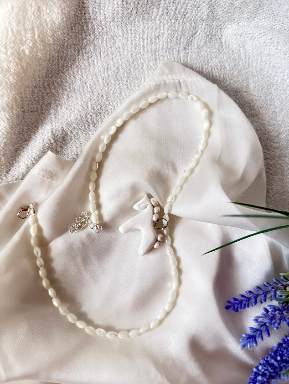 Колье-чокер из перламутра и керамики - фотография товара