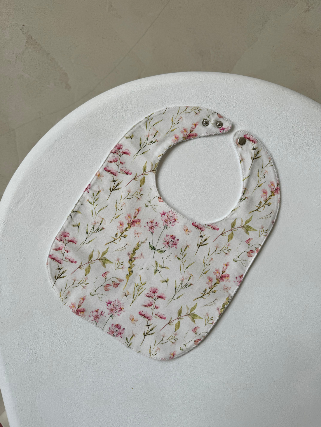 Непромокаемый слюнявчик «Луговые цветы» - фотография товара