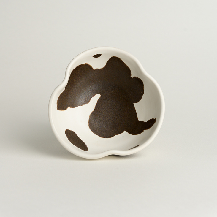 Фигурная миска маленькая "Коровка темная"