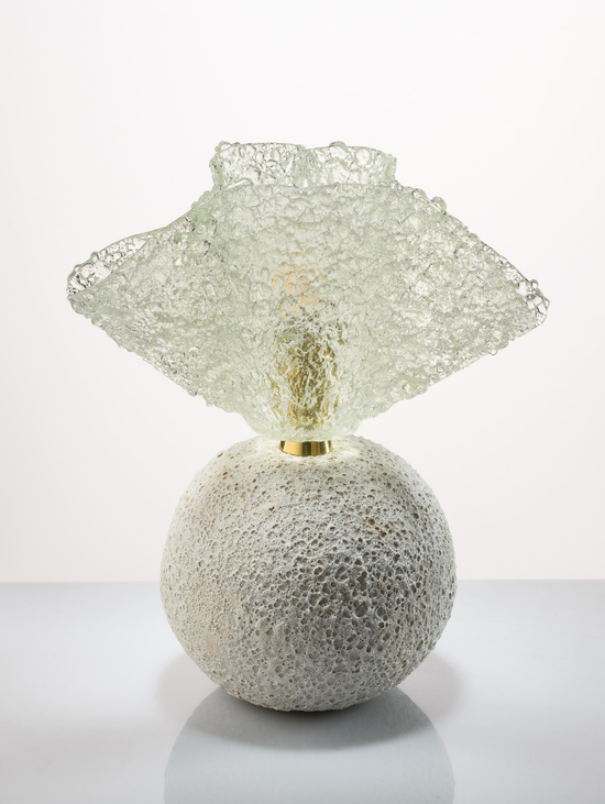 Белый светильник с круглым основанием из серии «Форма жизни»