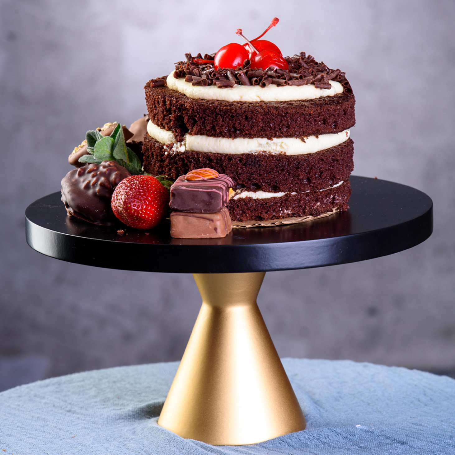 Тортовница деревянная на ножке "Заря" - фотография товара