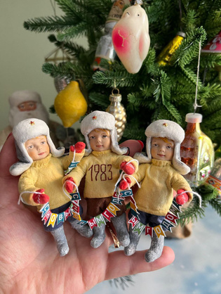 Ватная елочная игрушка мальчик с флажками