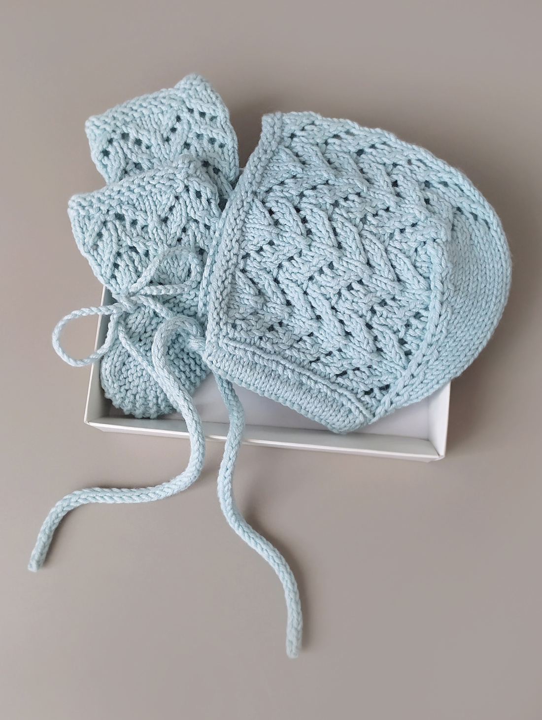 Комплект на выписку для мальчика - чепчик и пинетки - фотография товара