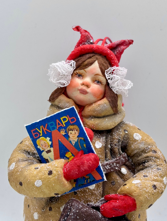 Ватная игрушка «Школьница с букварем»