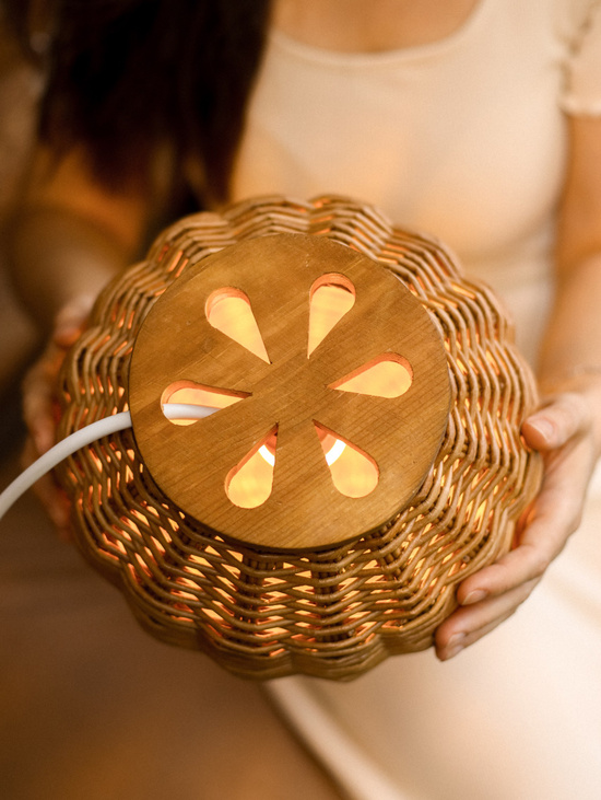 Ночник плетёный на деревянной подстаке