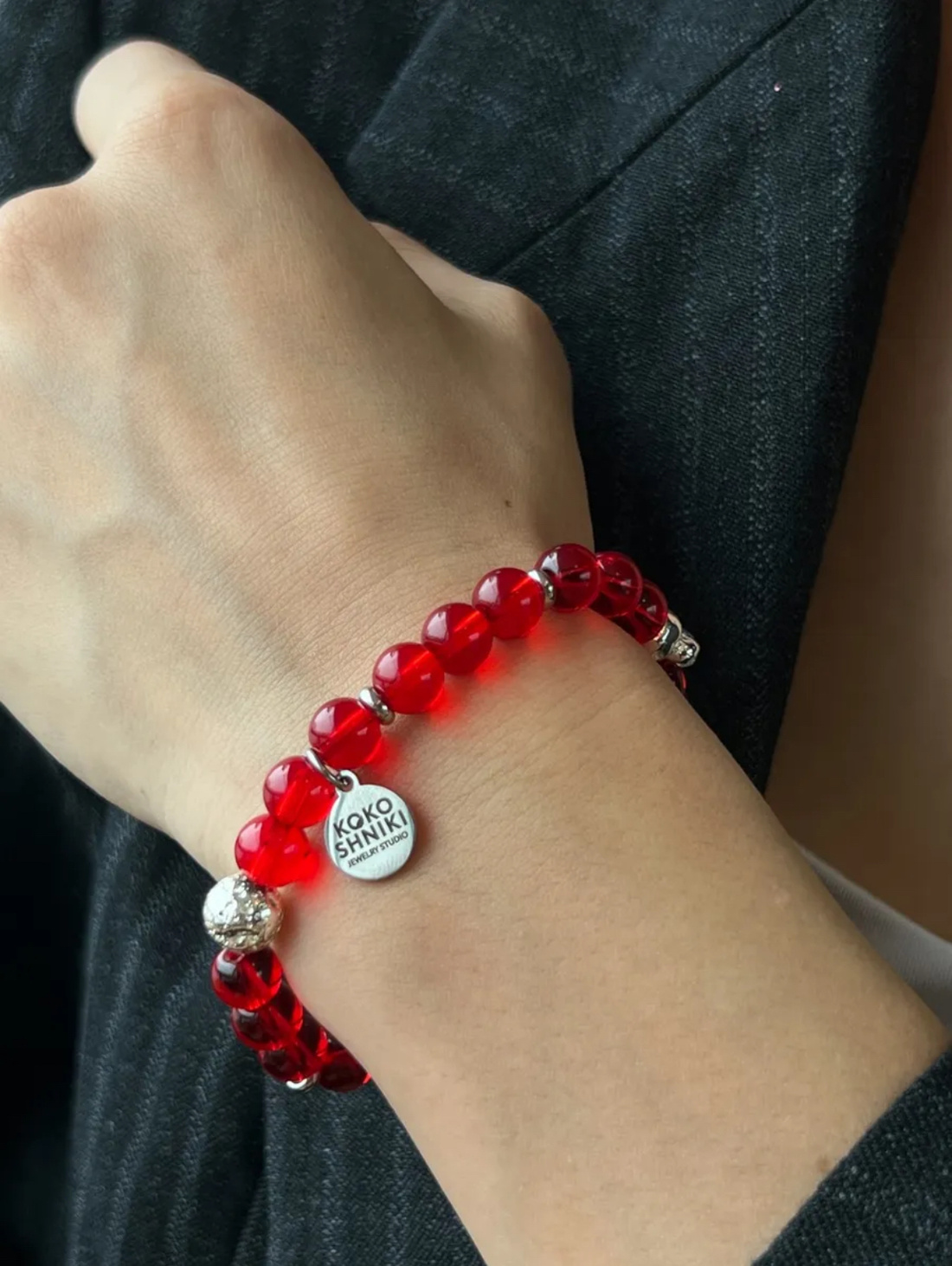 Браслет на руку красный - фотография товара