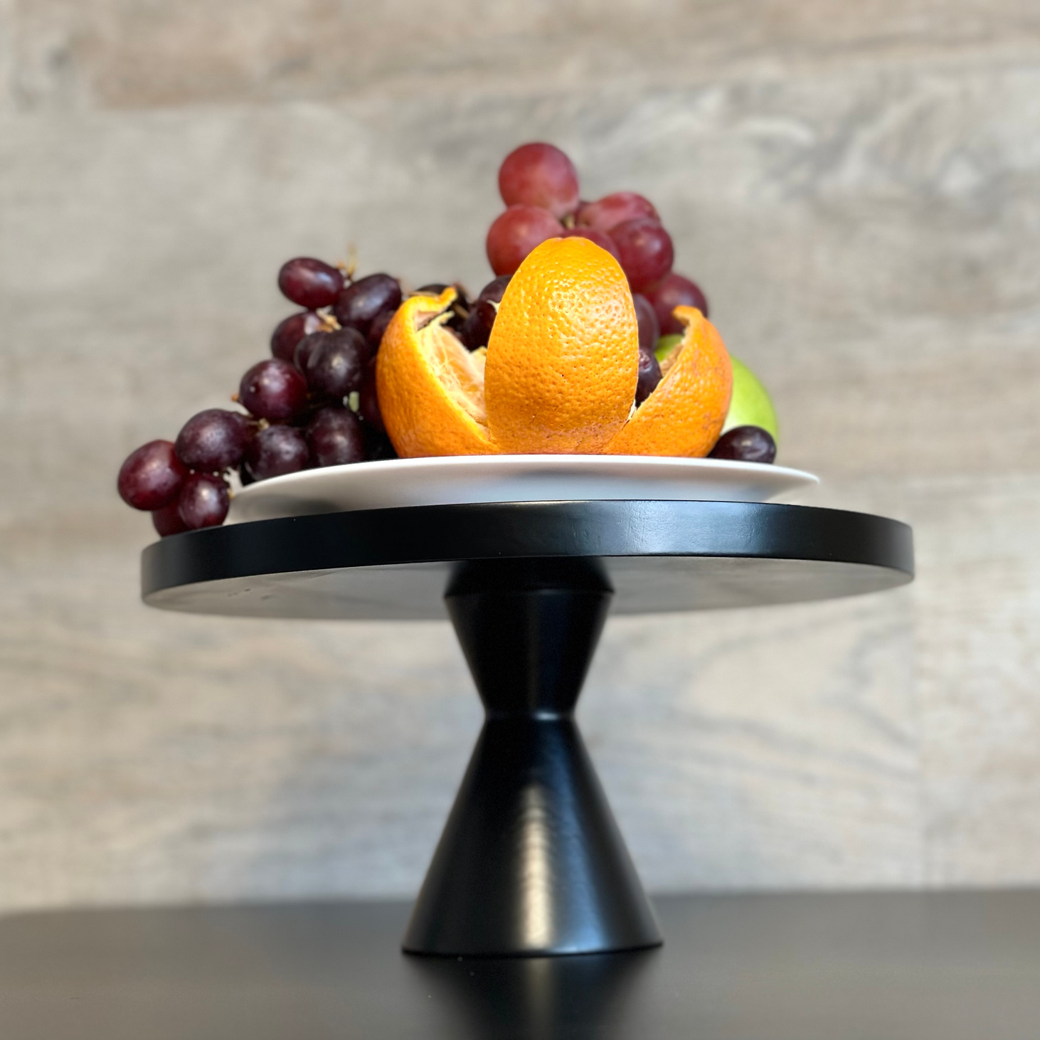 Тортовница деревянная на ножке "Чёрная Пантера" - фотография товара