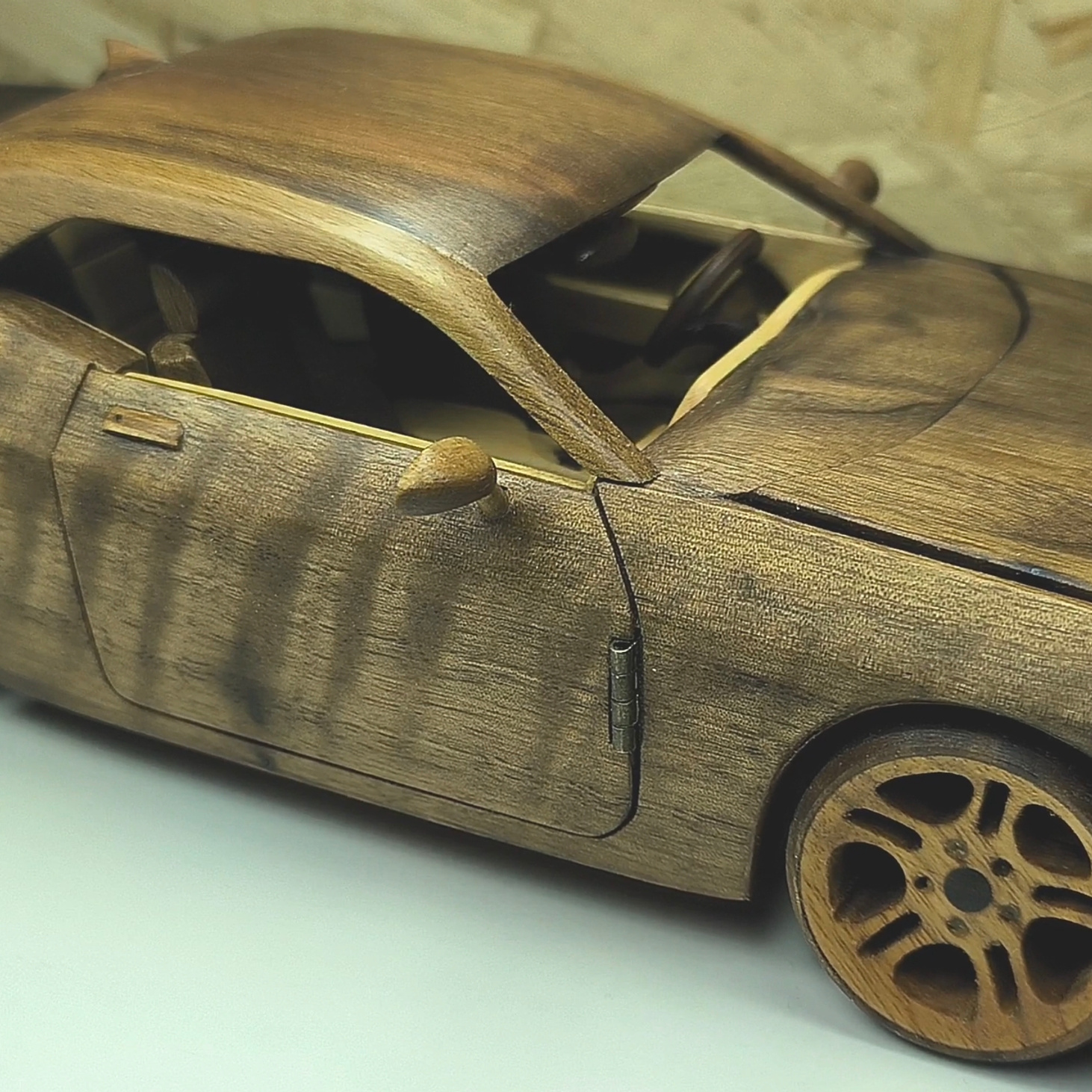Dodge challenger hellcat srt деревянная модель ручной работы в масштабе 1:20 - фотография товара