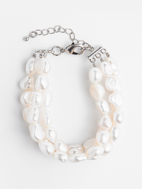 Тройной браслет из жемчуга серебристый