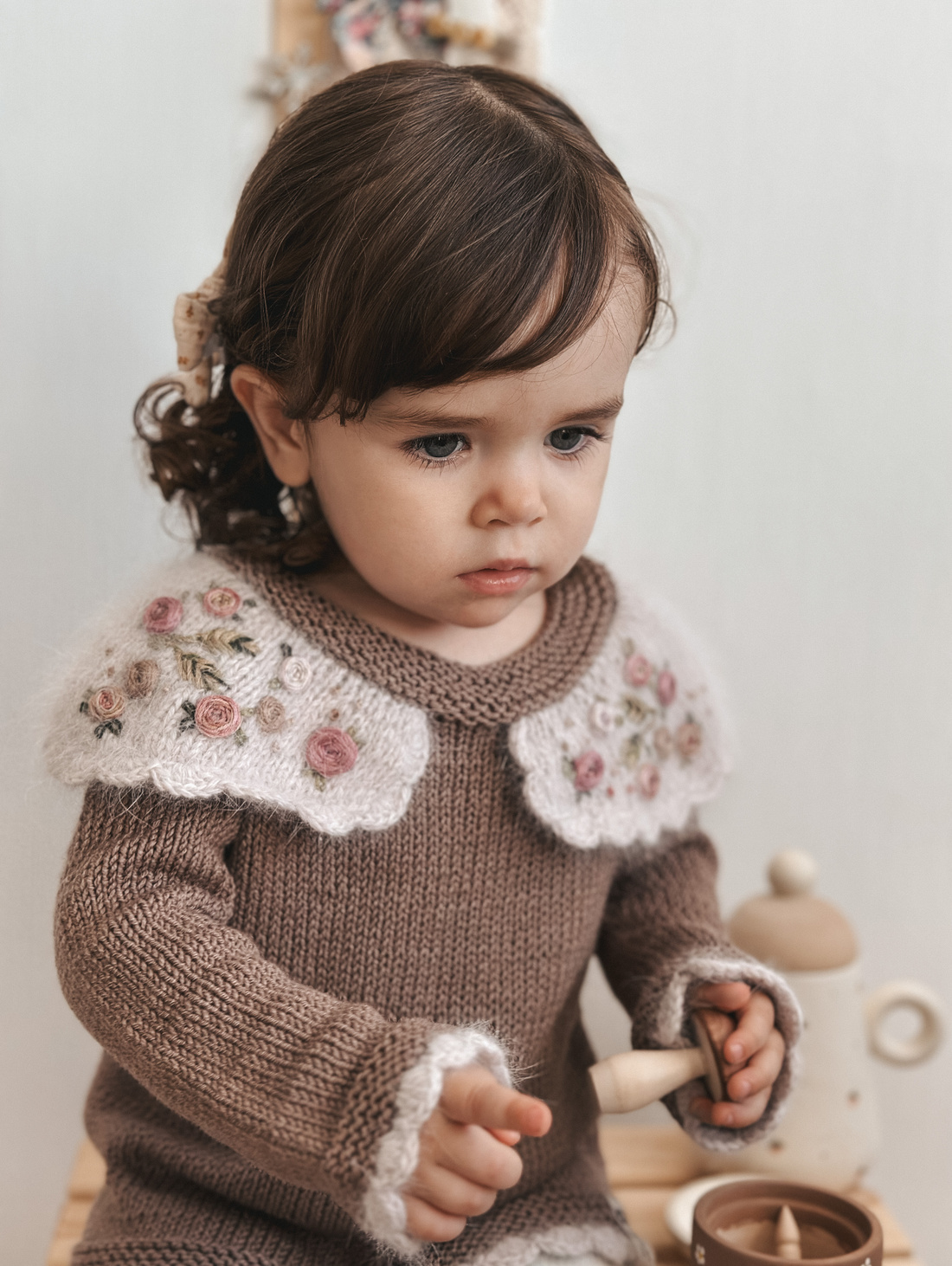 Вязаный детский джемпер с вышитым воротничком - фотография товара