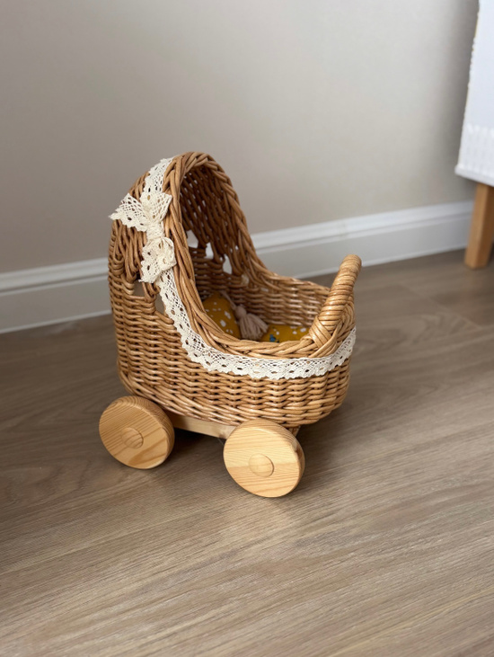 Плетеная коляска для кукол 23 см с постелькой