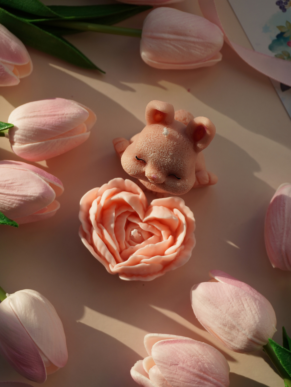 Подарочный набор интерьерных аромасвечей "Зайка с розой" - фотография товара