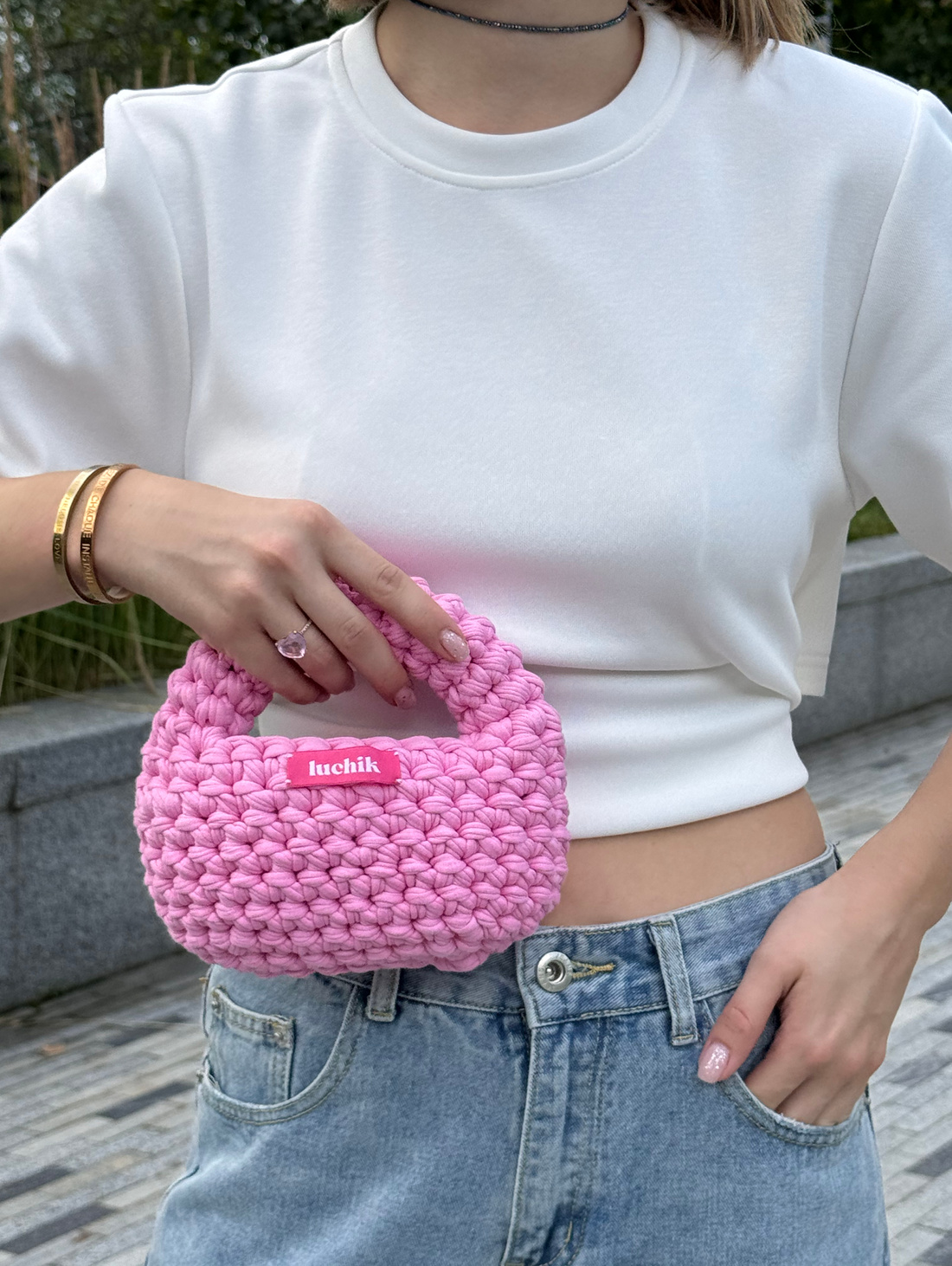 Вязаная мини-сумка из розовой трикотажной пряжи - фотография товара