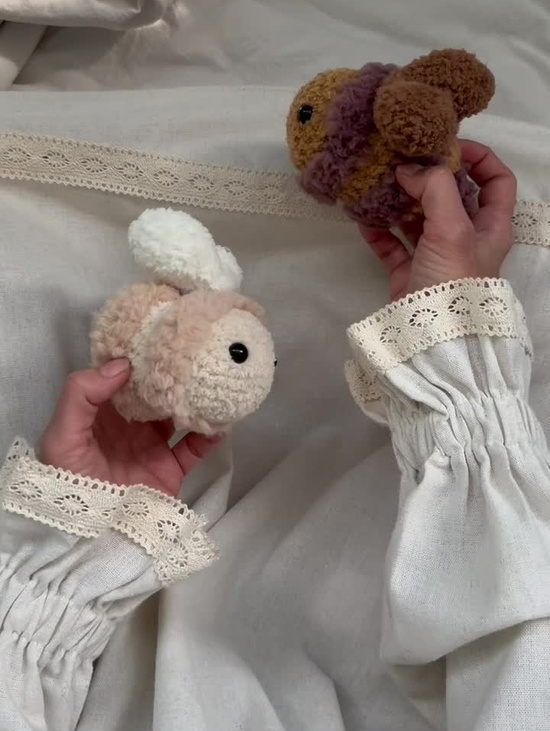 Интерактивная игрушка "Пчелка" в молочном оттенке