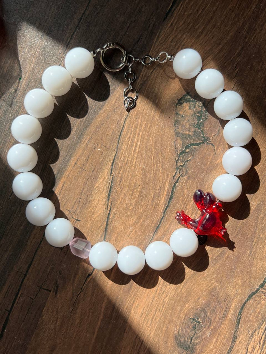 Колье-бусы «Белые с красным петушком» - фотография товара