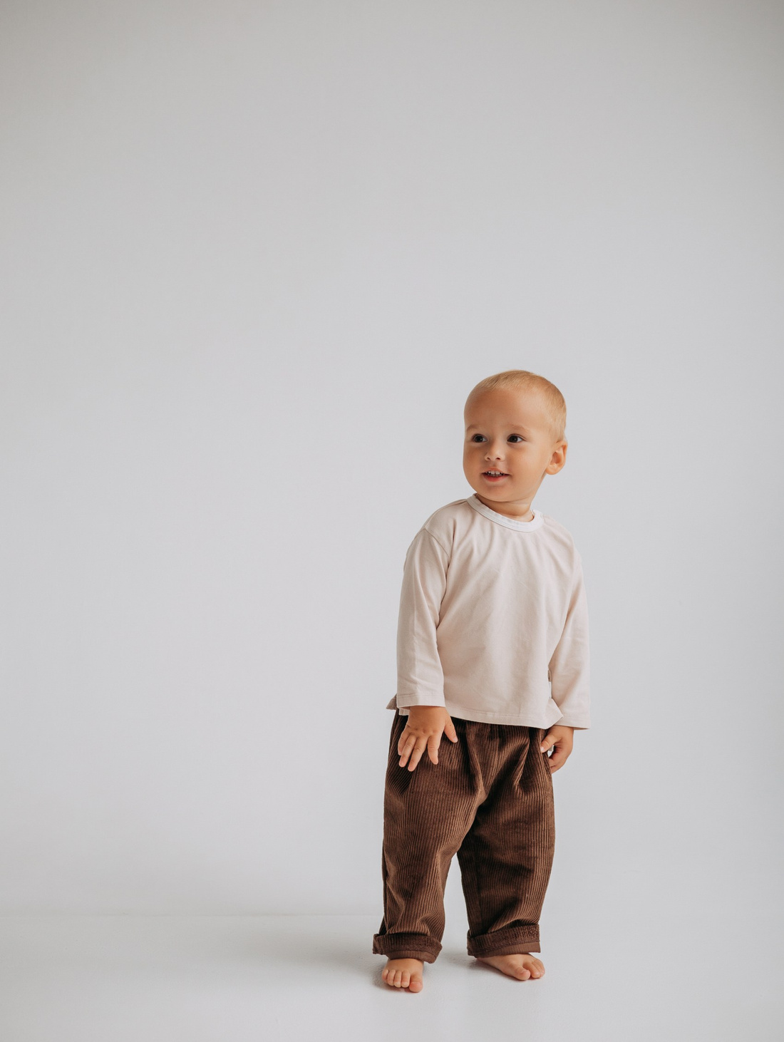 Вельветовые штанишки в шоколадном цвете - фотография товара