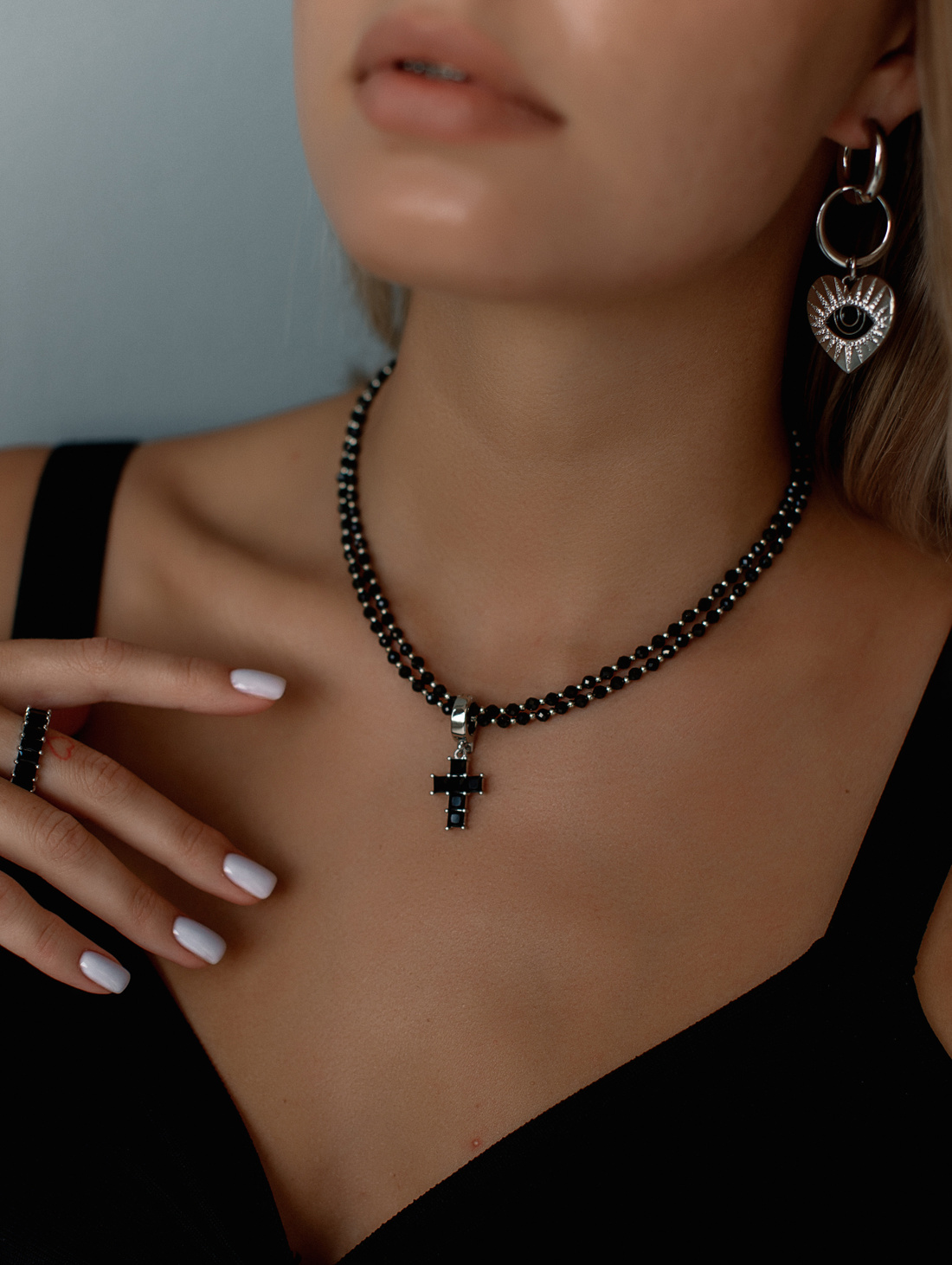 Колье из шпинели Black&Crystal с крестом - фотография товара