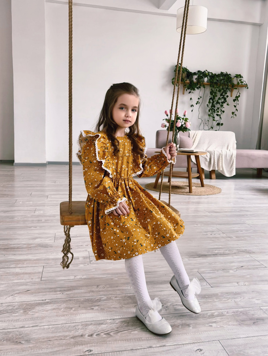 Платье для девочки горчичное с цветочками из хлопка