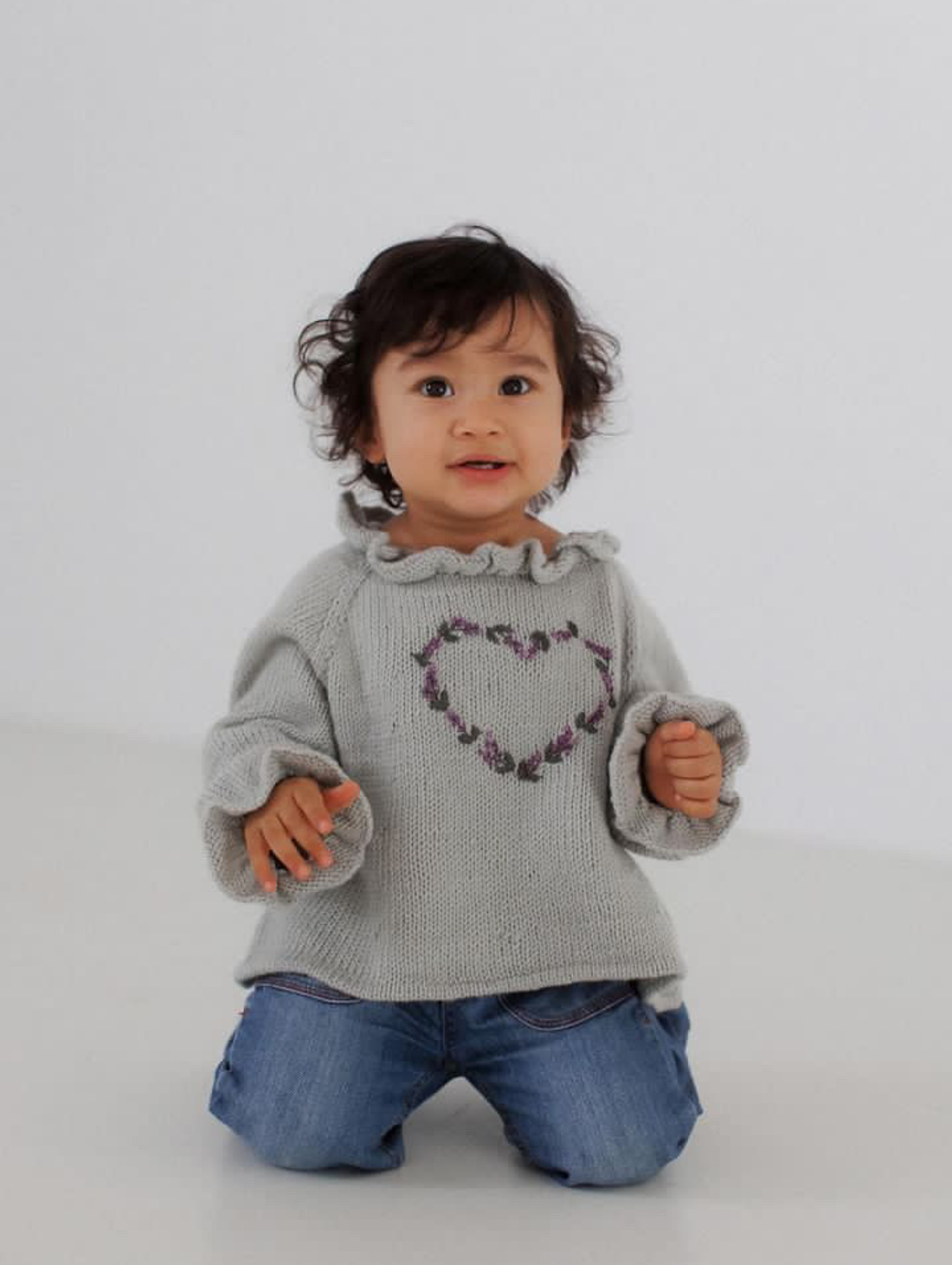 Вязаная кофточка с рюшами и вышивкой - фотография товара