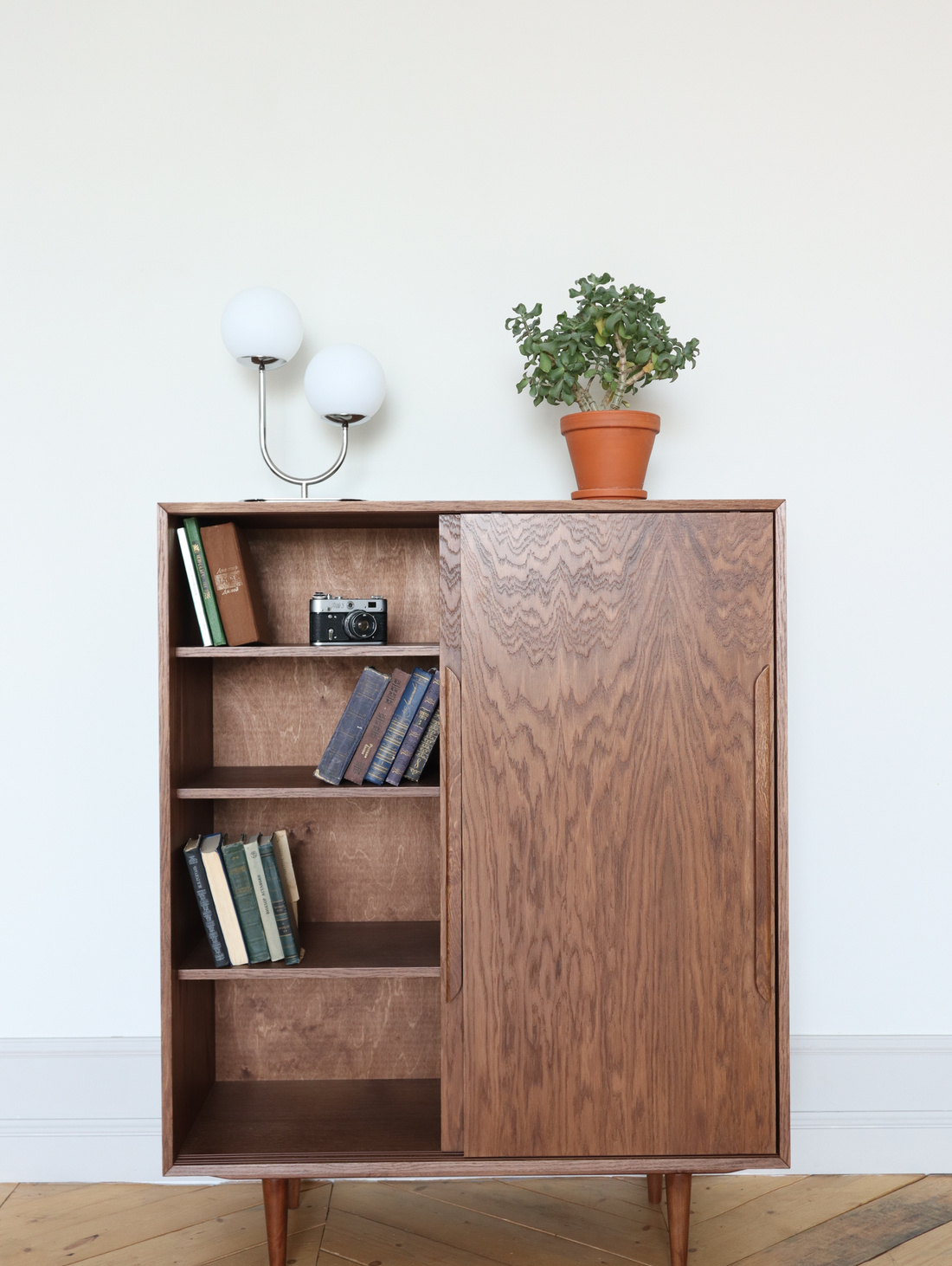 Шкаф из шпона и массива дуба SKV01 - фотография товара