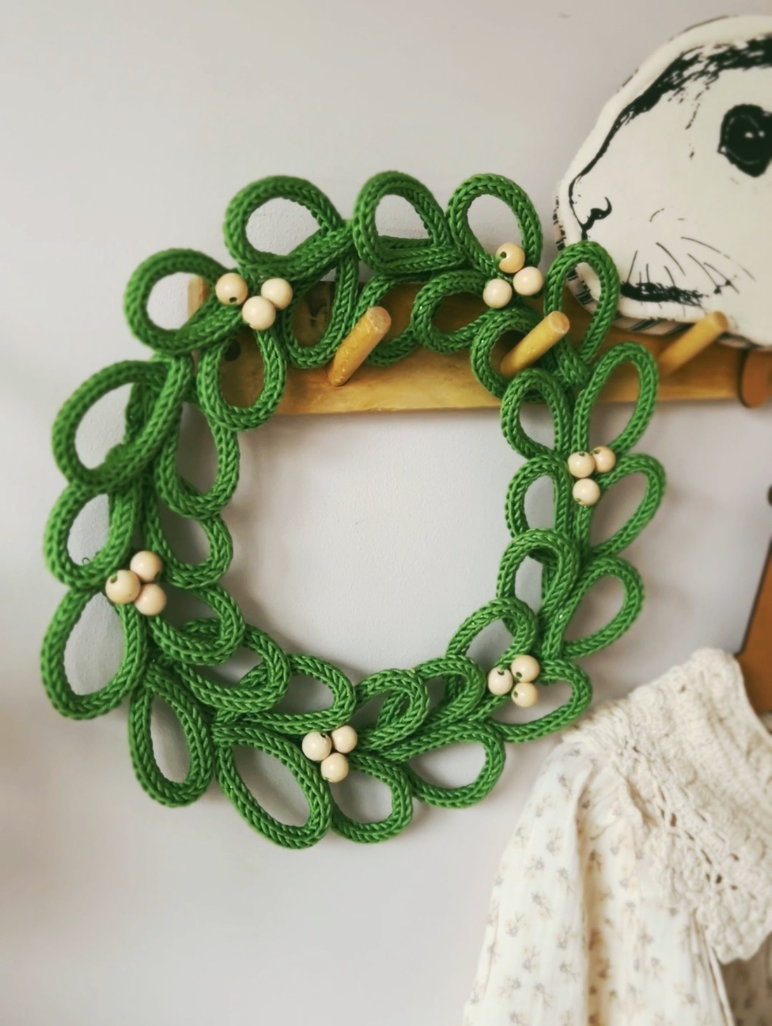 Рождественский венок, вязанный с бусинами - фотография товара