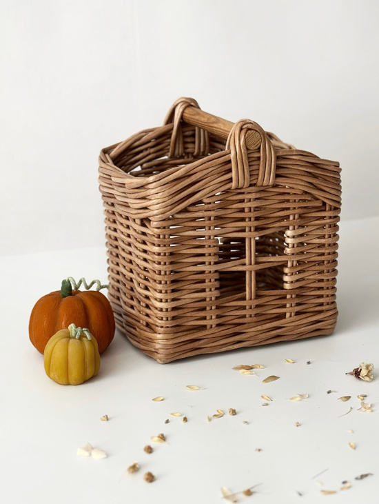 Плетёный домик с ручкой