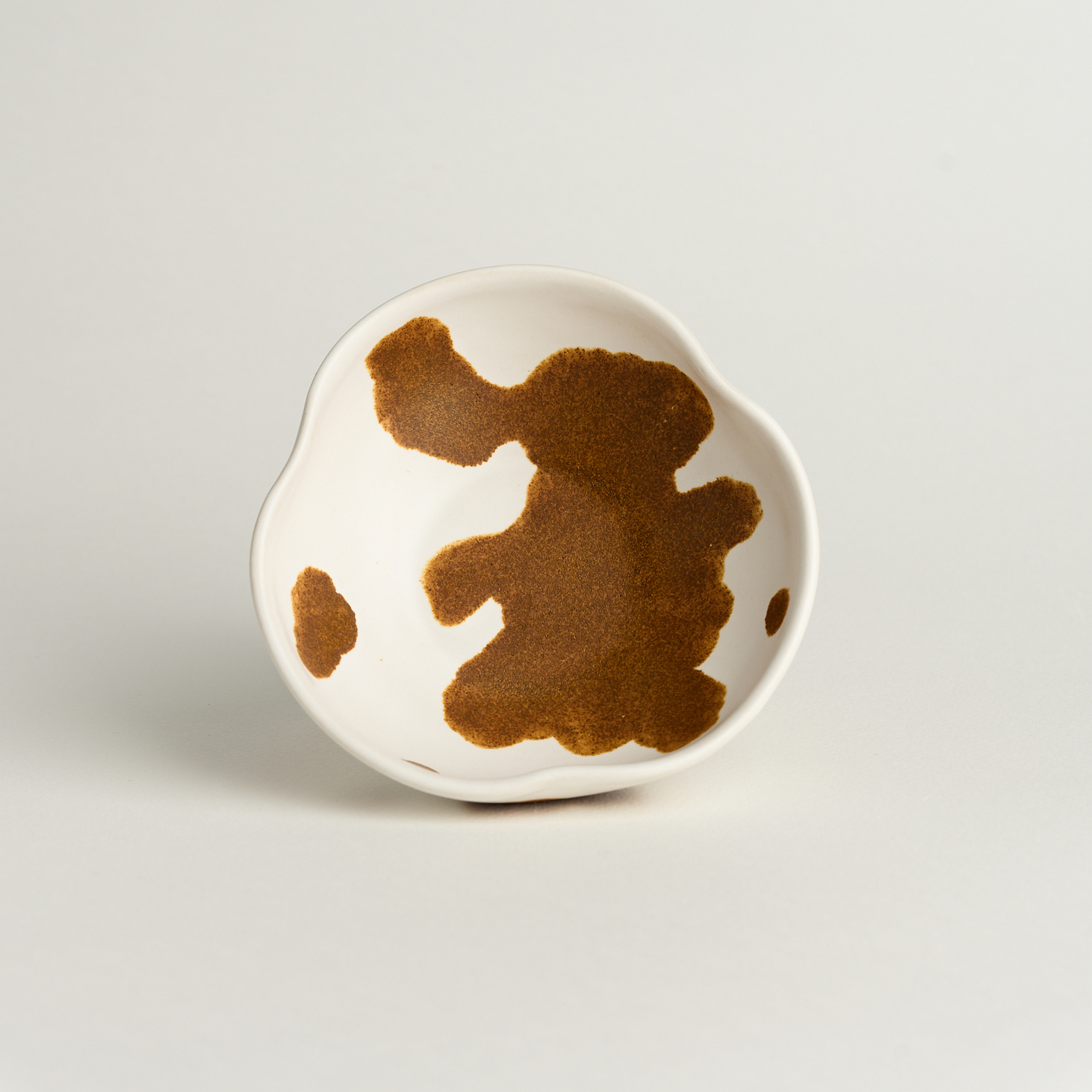 Фигурная миска маленькая "Коровка светлая" - фотография товара