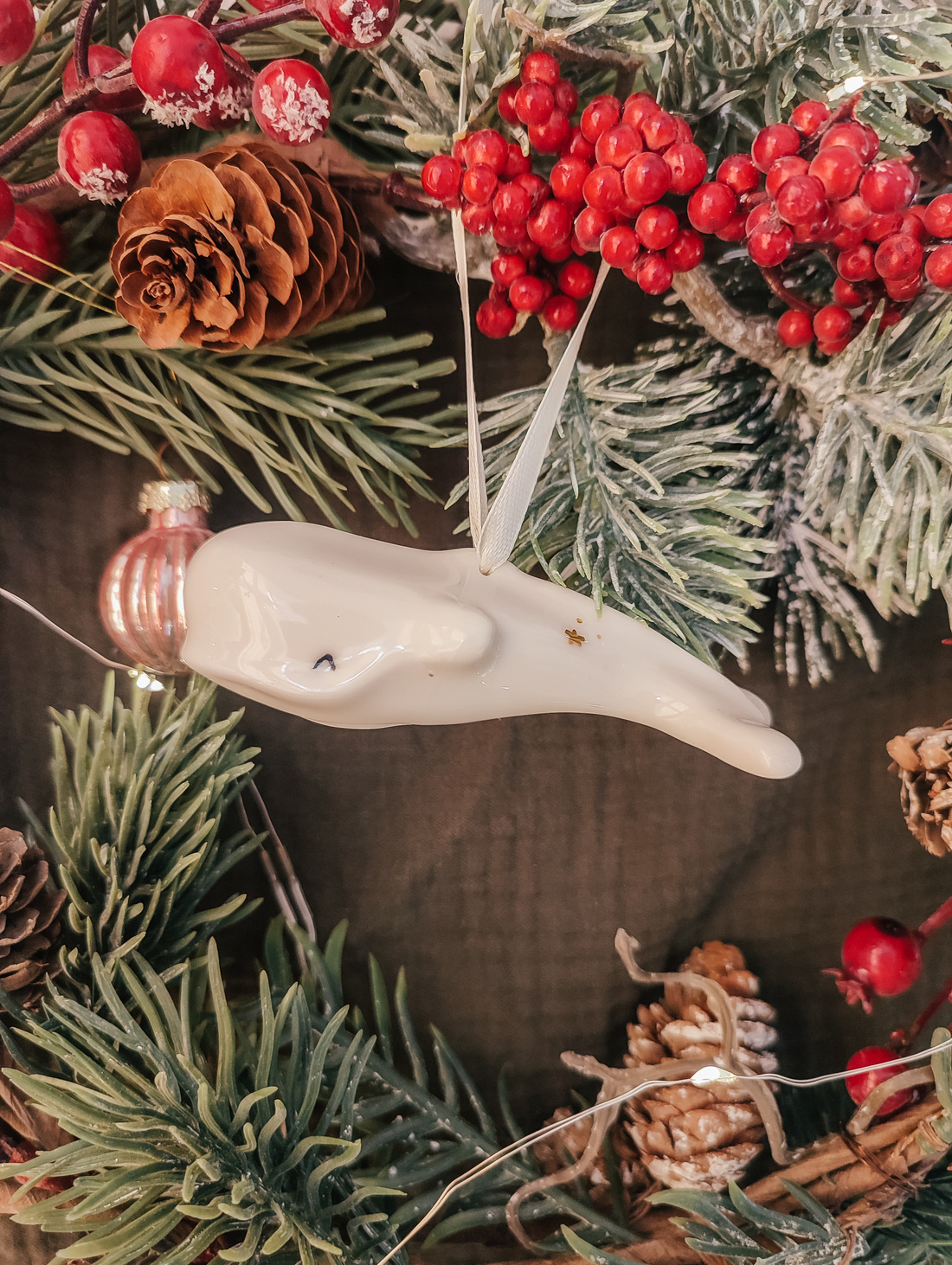 Ёлочная игрушка "Белуга" - фотография товара