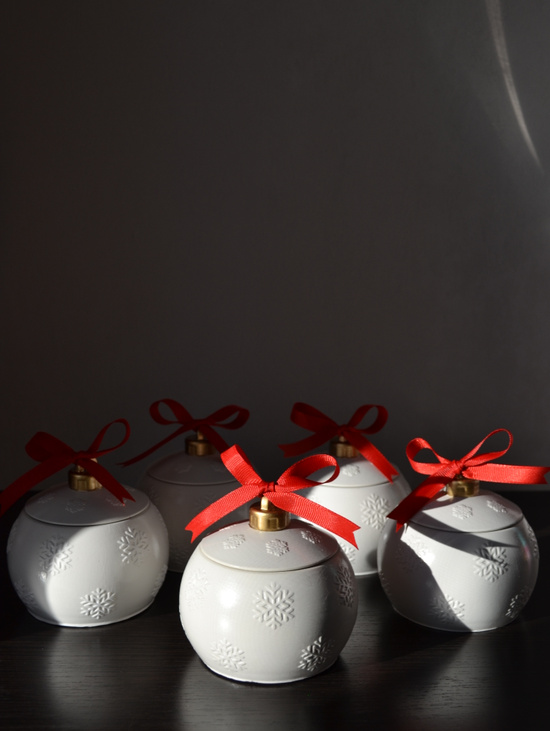 Ароматическая свеча Елочный шар "Зимний клюквенный лес"