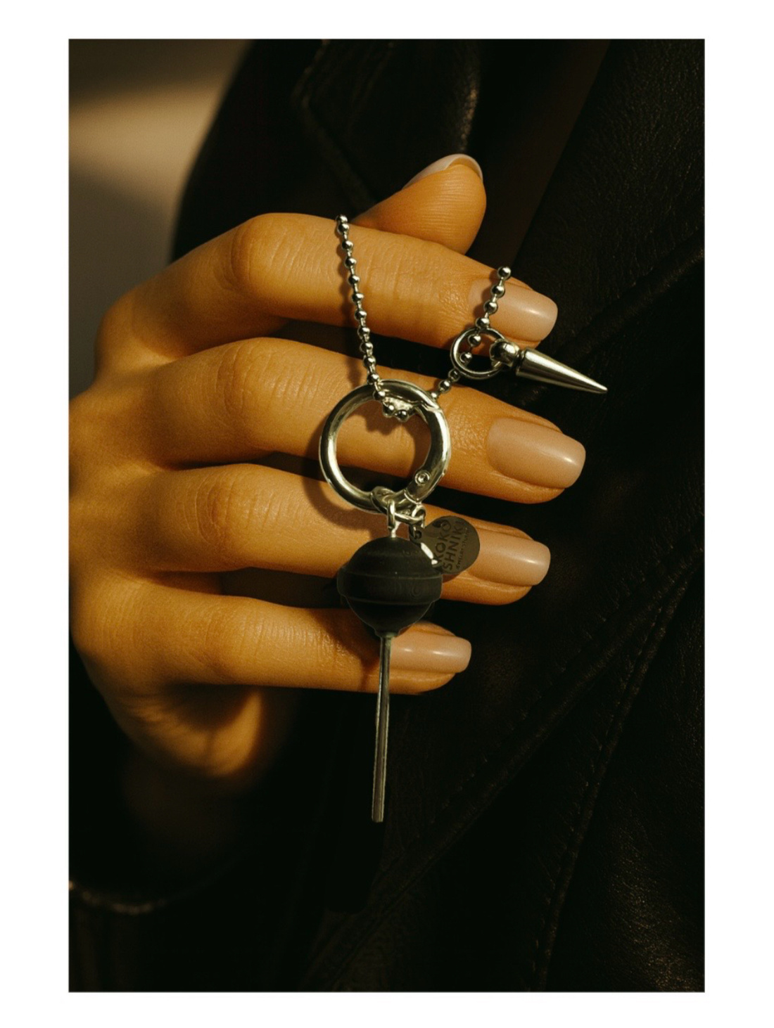 Колье "Чёрный чупа-чупс с шипом" на длинной цепочке - фотография товара