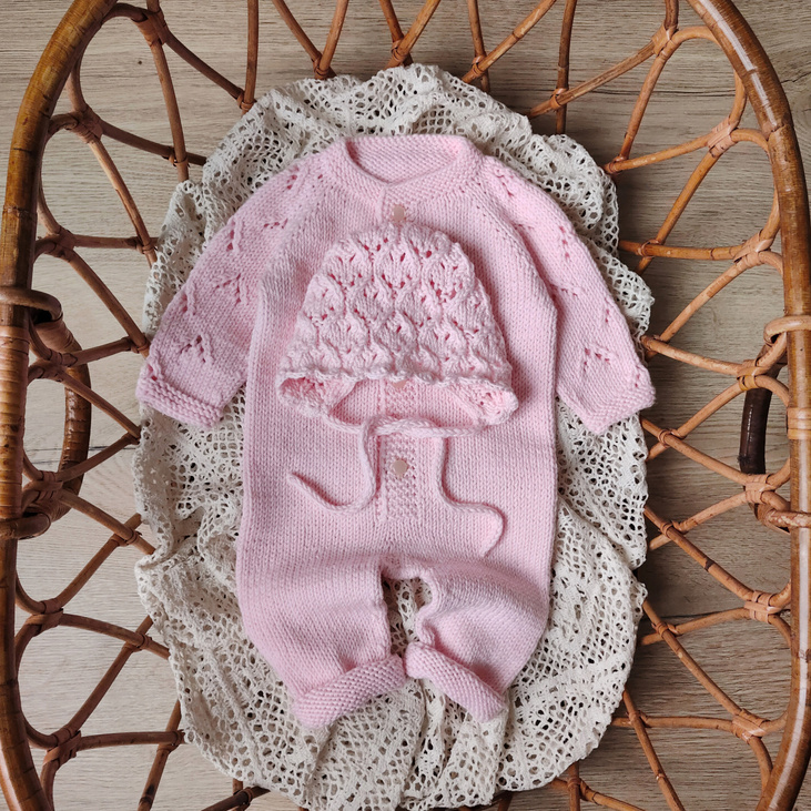 Комбинезон для девочки и чепчик для новорожденных
