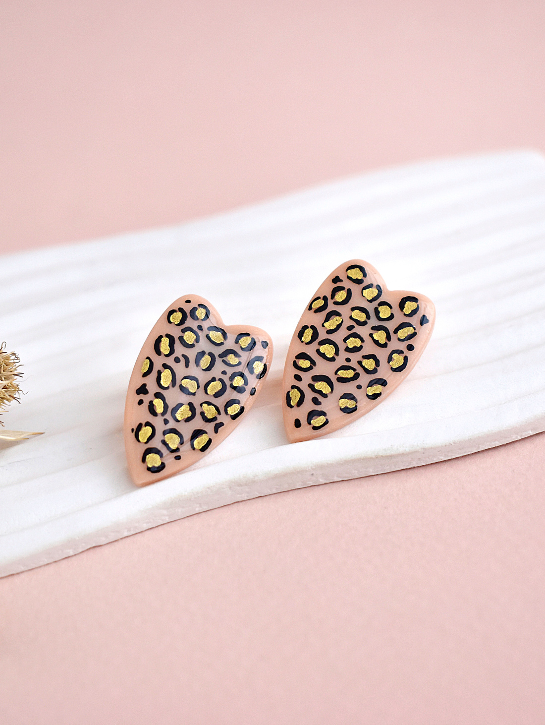 Леопардовые серьги-гвоздики ручной работы - фотография товара