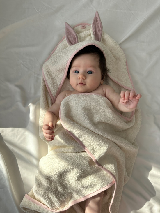 Махровое полотенце молочного цвета с ушками зайки