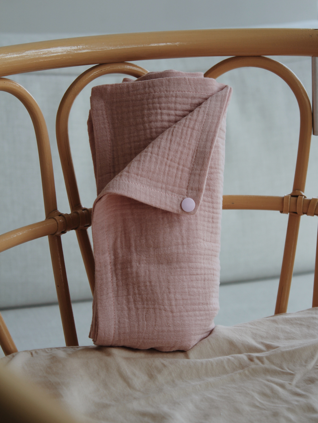 Муслиновая пеленка на кнопке, цвет "пудра" - фотография товара