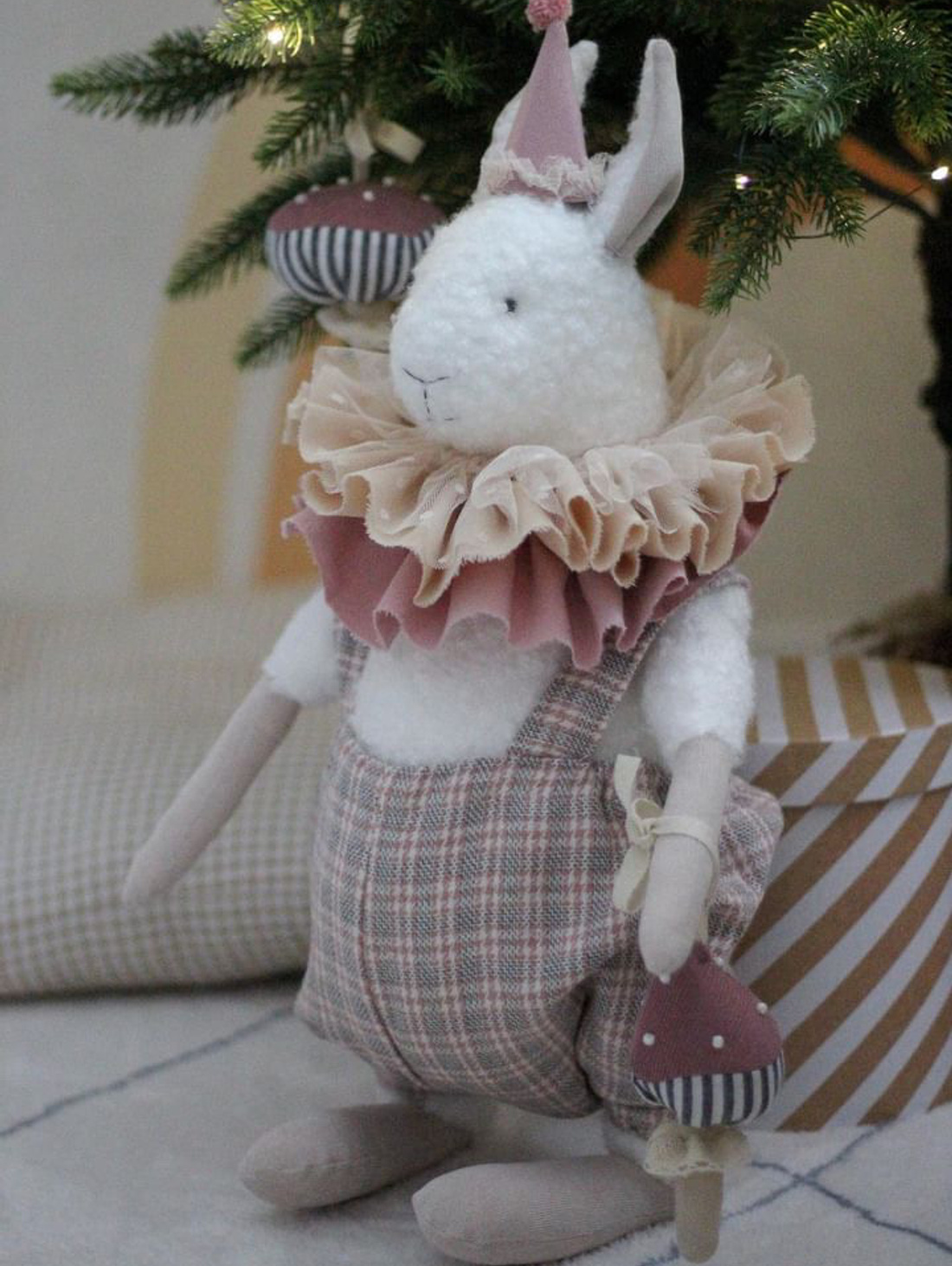 Мягкая игрушка "Заяц в клетчатом комбинезоне" - фотография товара