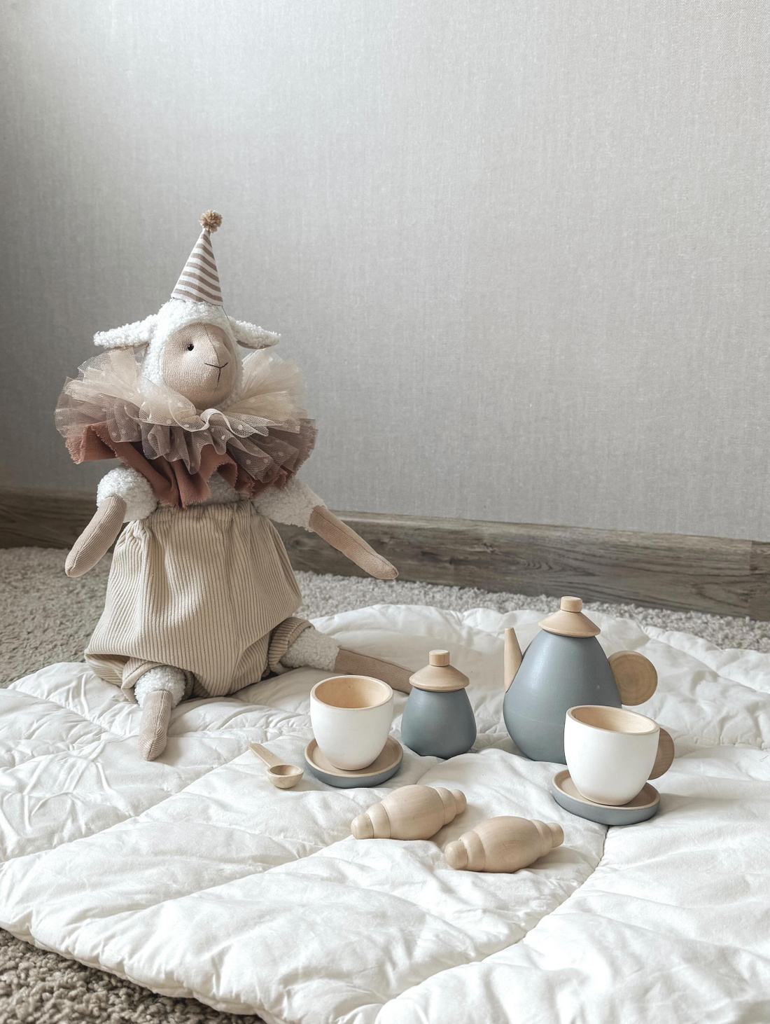 Мягкая игрушка "Барашек белый в бежевом наряде" - фотография товара