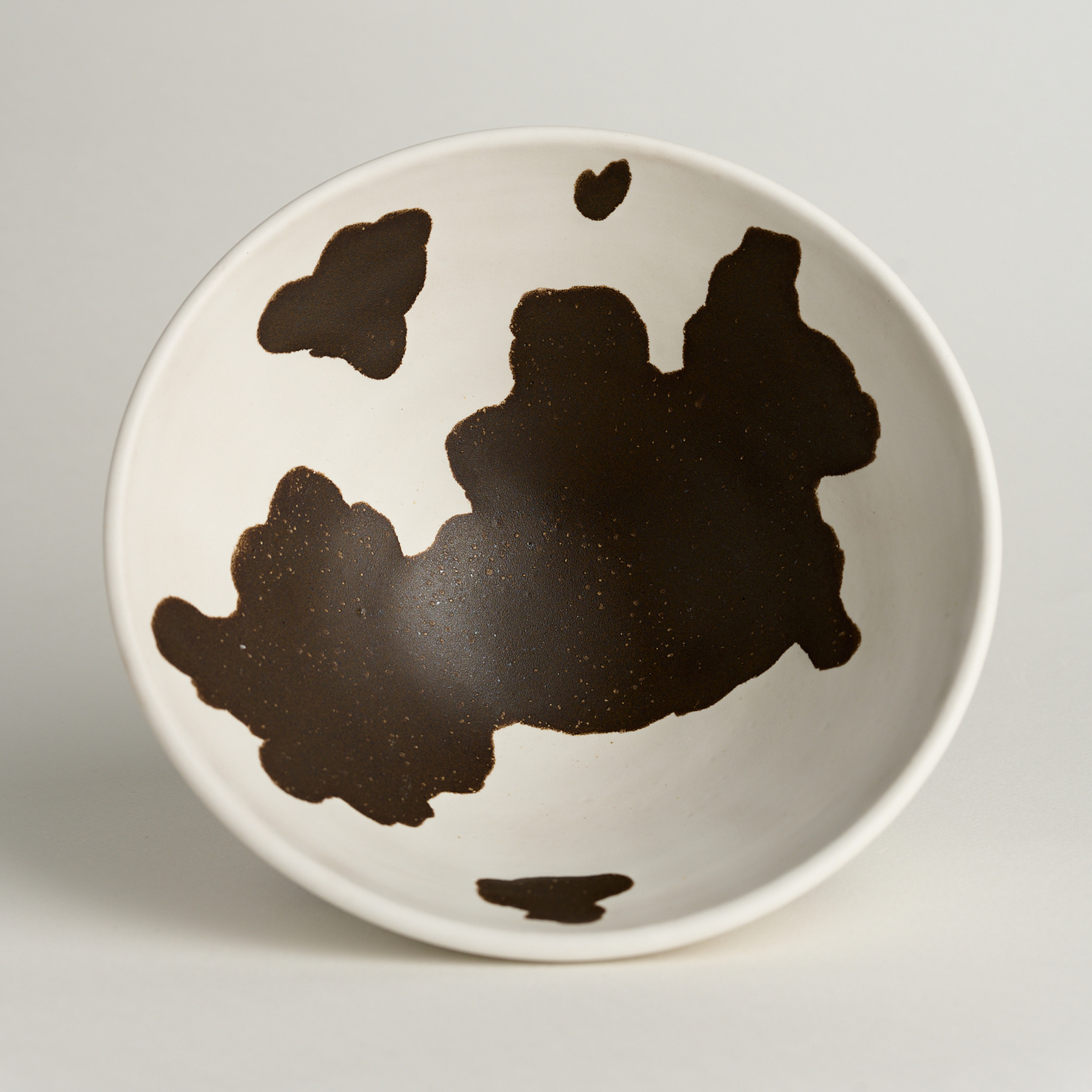 Миска большая "Коровка темная" - фотография товара