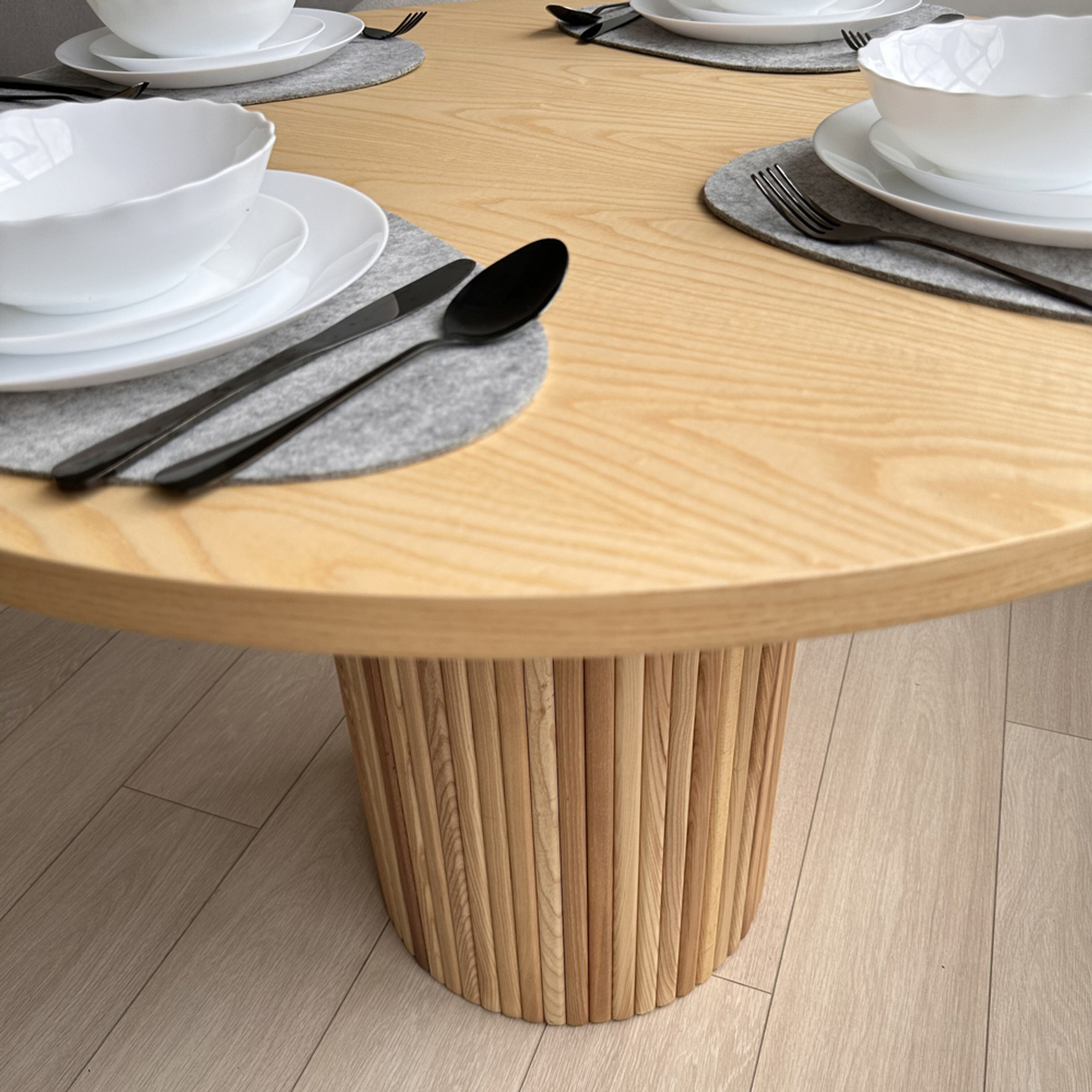 Обеденный круглый стол "Comodo" из ясеня 100 см - фотография товара