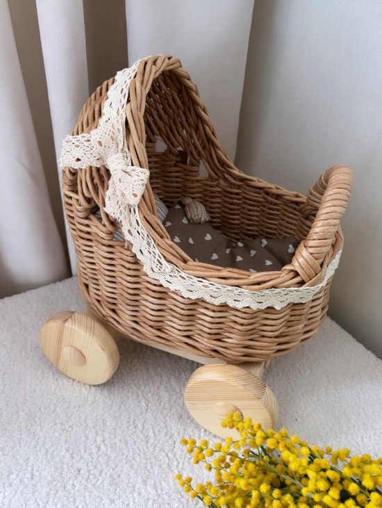 Плетеная коляска для кукол 23 см с постелькой