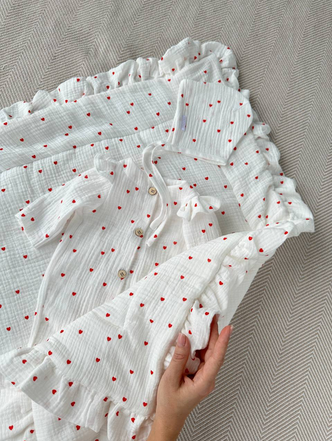 Комплект на выписку из муслина "Красные сердечки" с комбинезоном - фотография товара