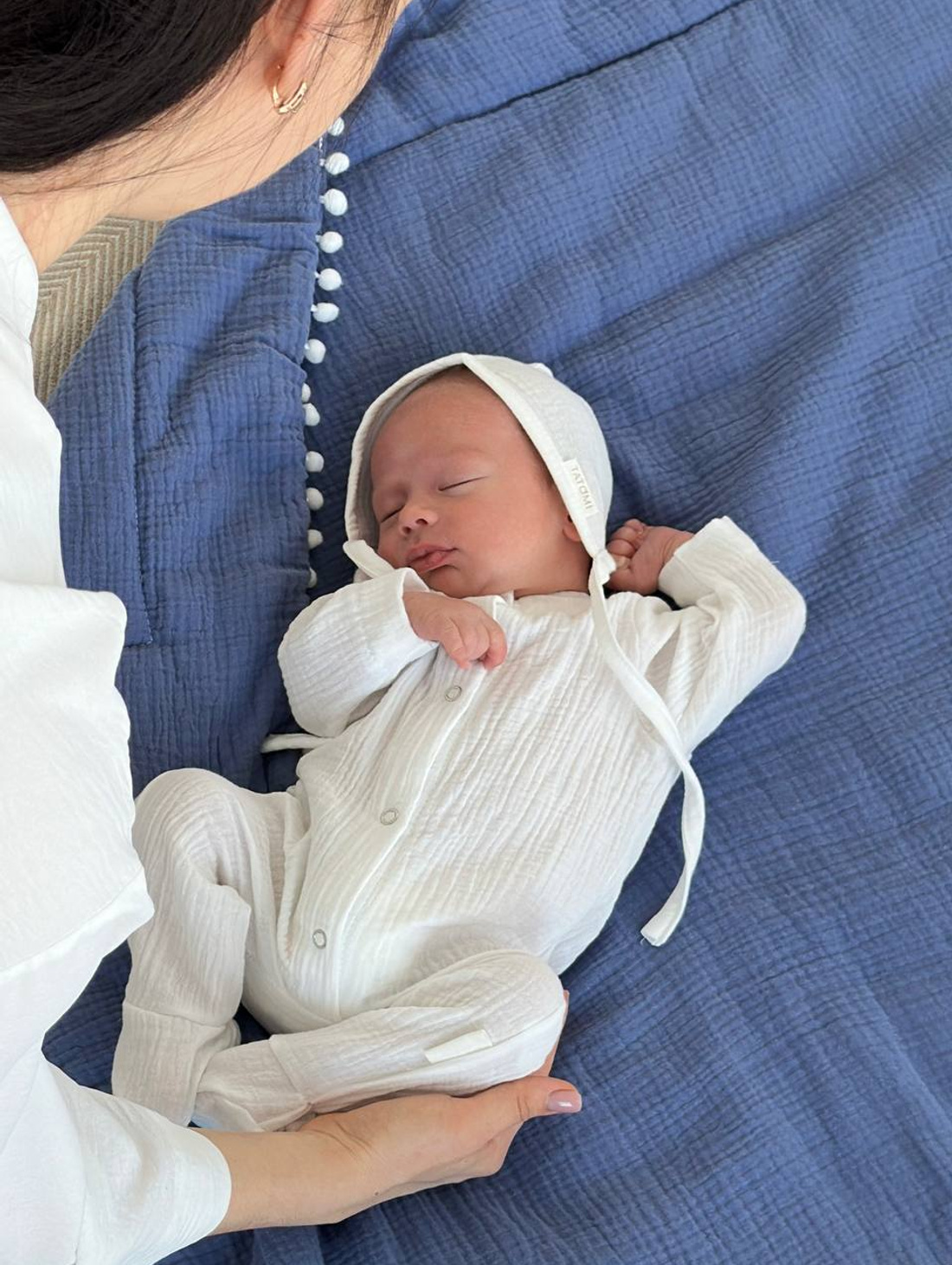 Комплект на выписку из муслина "Синий" с комбинезоном - фотография товара