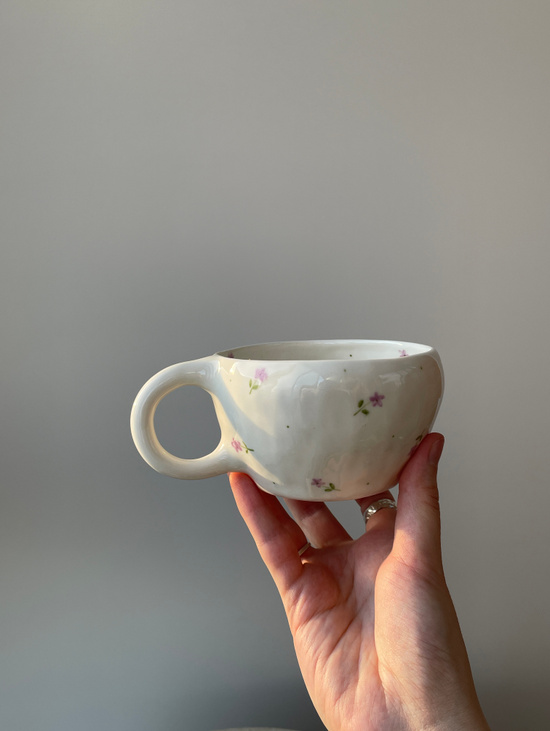 Керамическая кружка ручной работы «Сиреневые цветы»