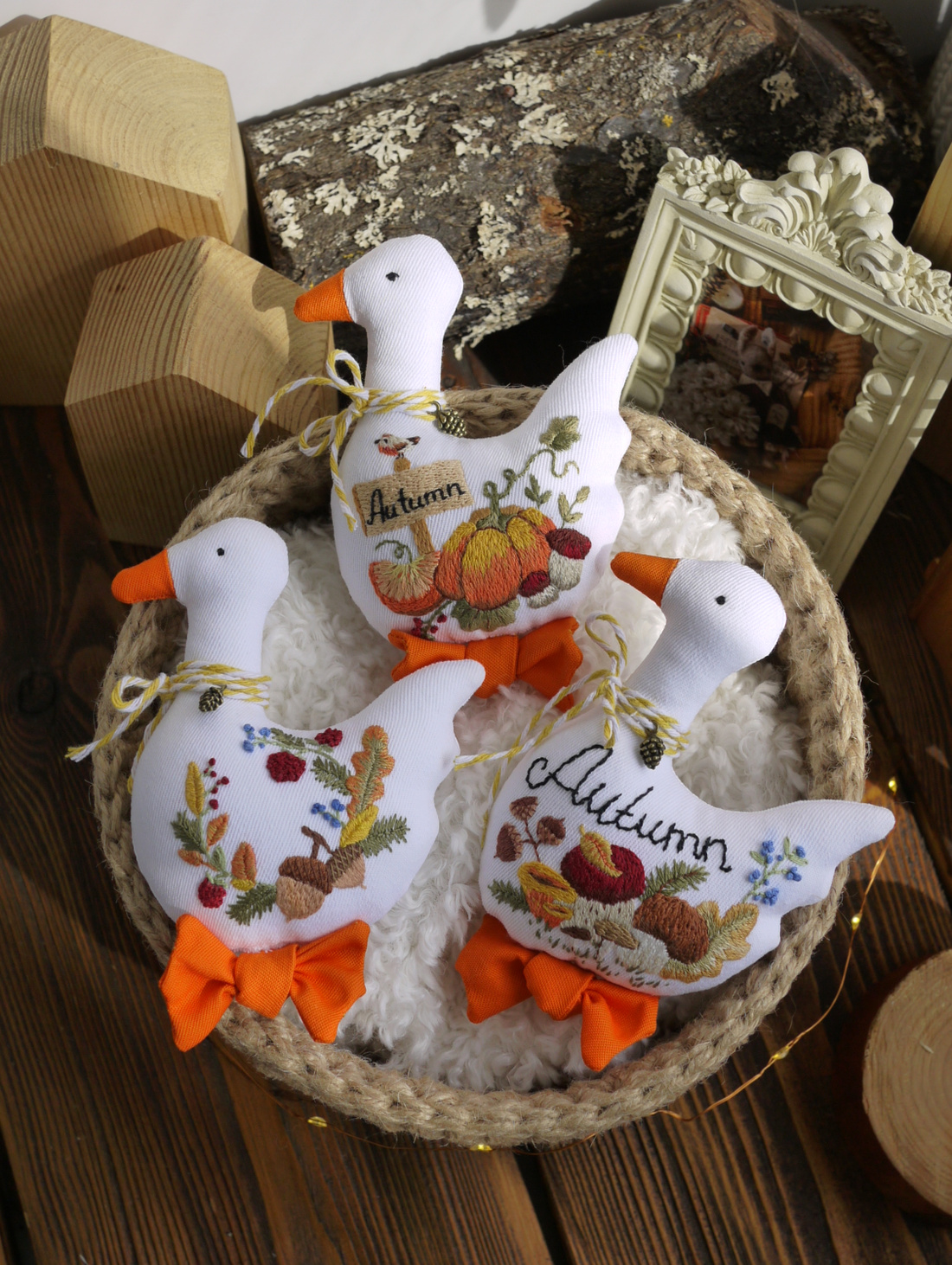 Гусик с авторской вышивкой на тему осени - фотография товара