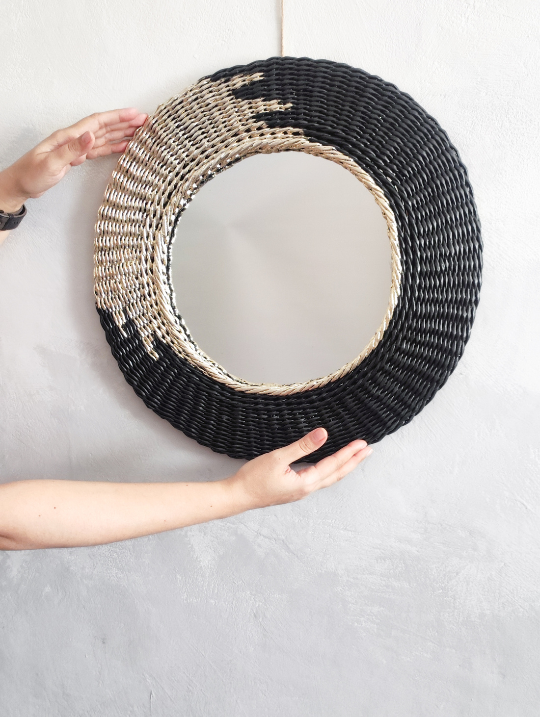 Чёрное плетеное зеркало с позолотой - фотография товара