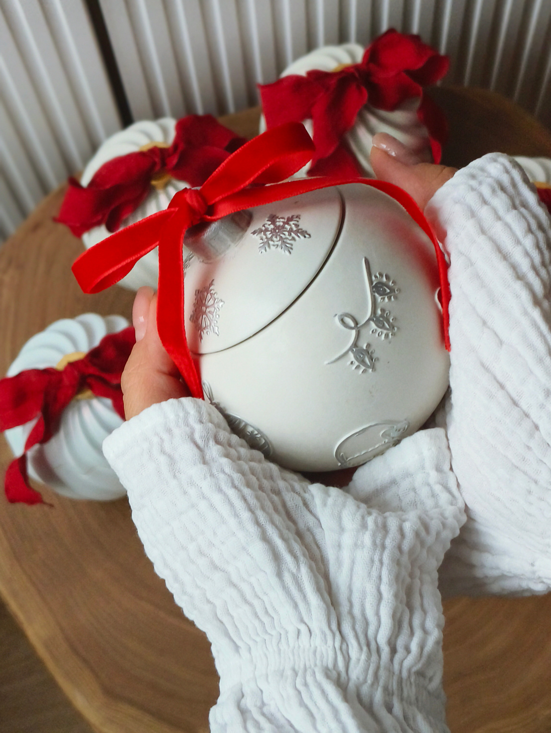 Свеча "Ёлочный шар" серебряный с ароматом "дом Гензеля и Гретель"" - фотография товара