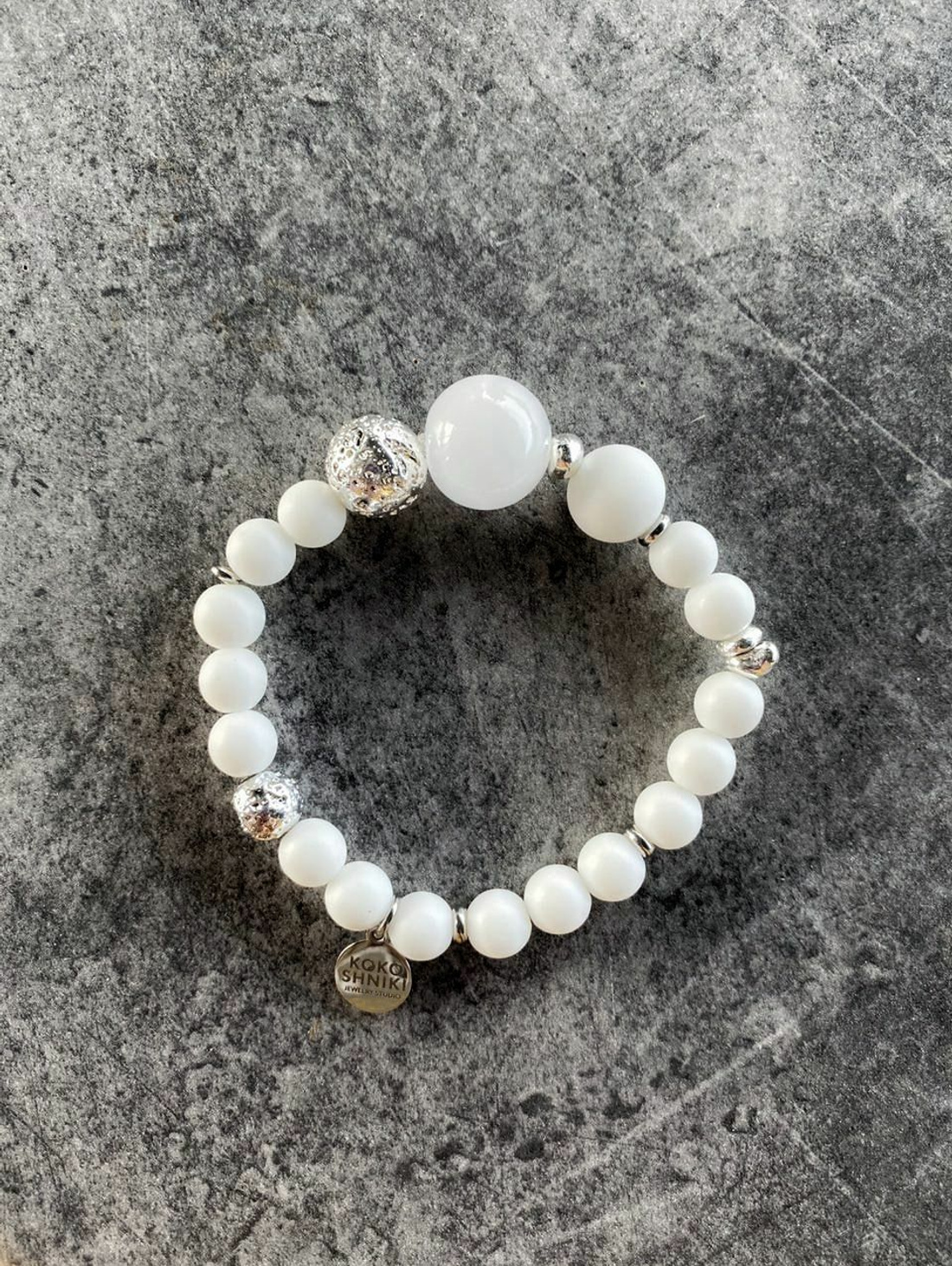 Браслет из бусин лавы, белый - фотография товара