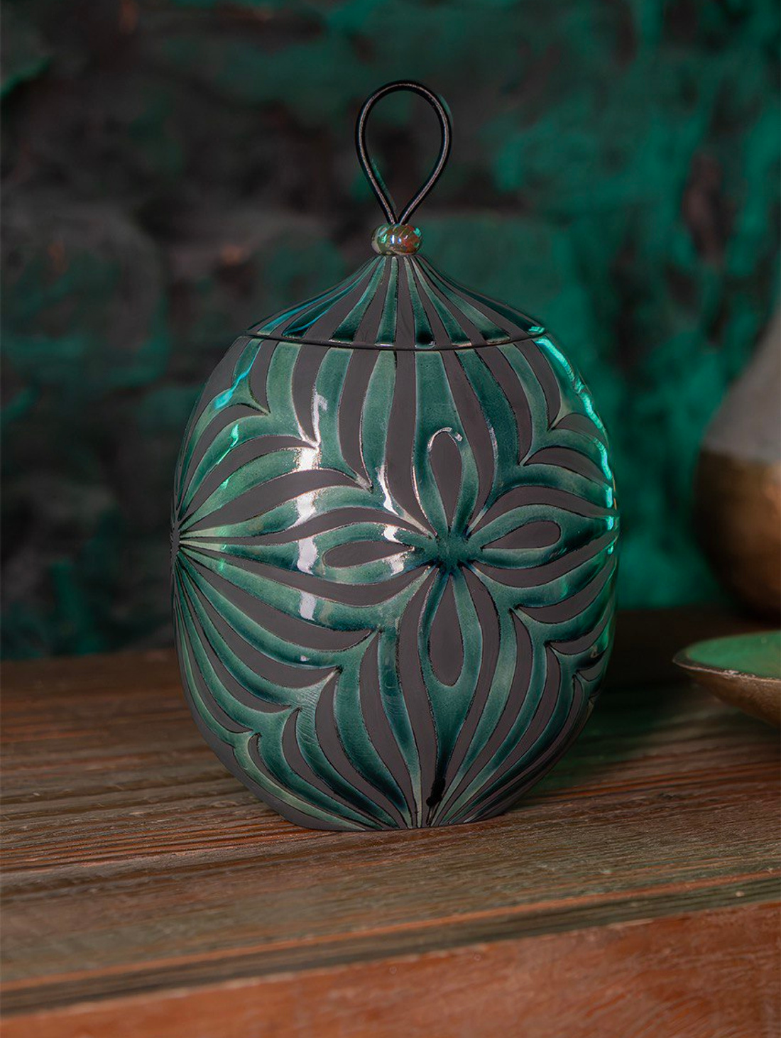 Интерьерная керамическая ваза " Ирисы " малая - фотография товара